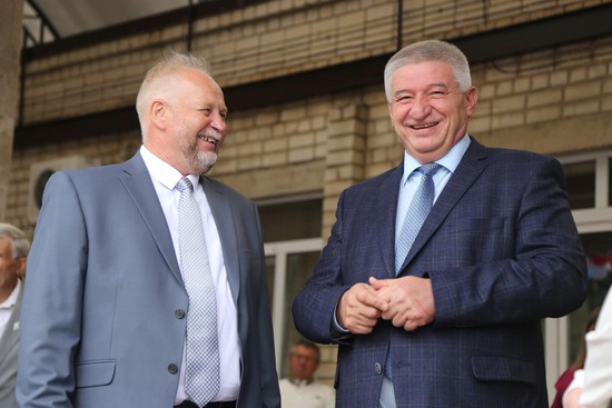 Андрей Джатдоев и Николай Шишкин перед началом торжественной линейки 1 сентября: настроение радостное!