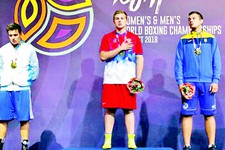 Чемпион мира Алексей Дронов (в центре). 