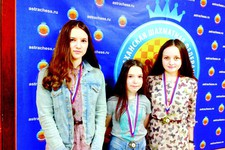 Триумфатор Астраханского шахматного фестиваля  Ульяна Токмакова с призерами турнира.