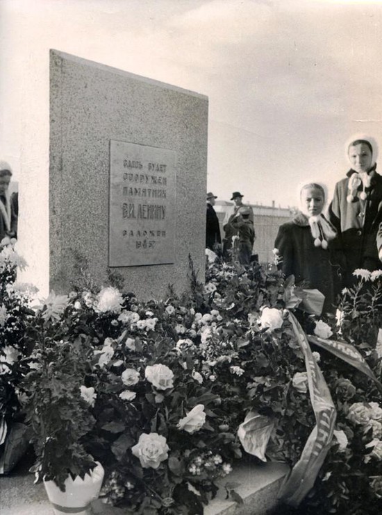Митинг, посвящённый закладке камня на площади у Дома Советов на месте установления памятника В.И. Ленину, 1957 год.