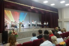 Детвора Ставрополя песней и танцем приветствует учителей, собравшихся на августовский педсовет.