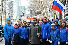 Евгений Успенский  отправляет в путь бегунов от здания российского консульства в Нью-Йорке. 