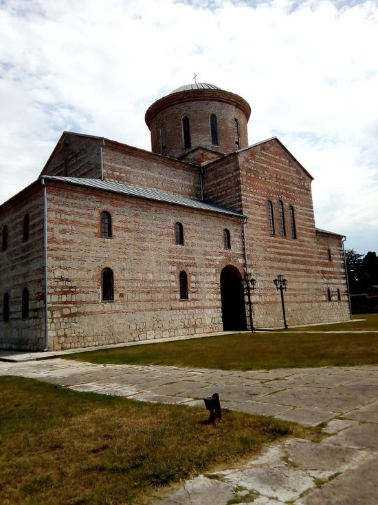 Патриарший собор в Пицунде датируется X веком.
