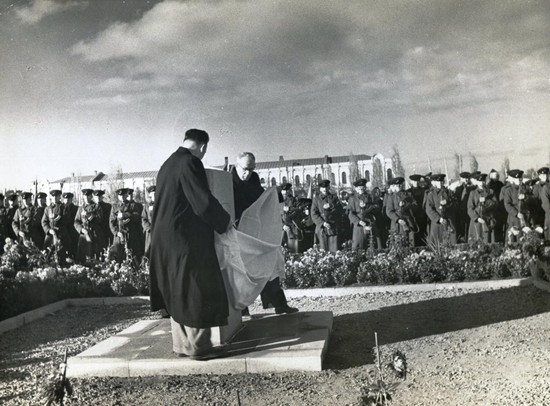 Открытие мраморной доски: «Здесь будет сооружен памятник В.И. Ленину. Заложен 6.XI.1957». 