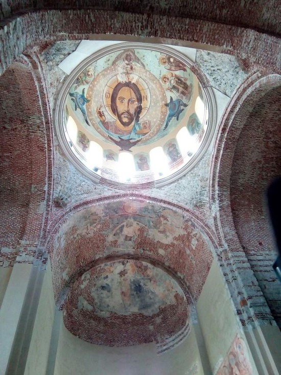 Из-под купола собора на туристов смотрит лик Иисуса.