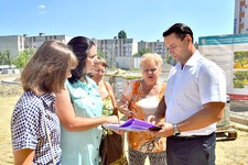  Жители обсуждают детали благоустройства  с главой администрации района Алексеем Ломановым.