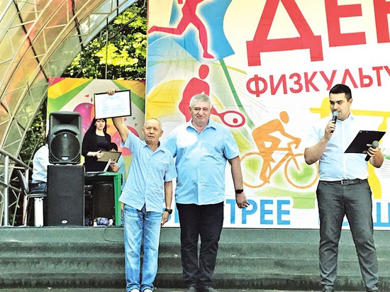  Глава города Андрей Джатдоев награждает  главу ветеранской команды Ставрополя Николая Кашина.