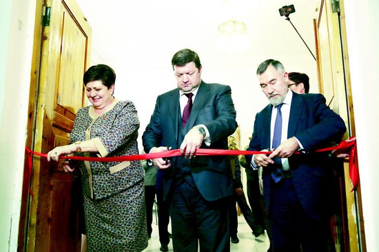 Валентина Муравьева, Геннадий Ягубов  и Николай Охонько, открывая выставку,  по советской традиции разрезали красную ленточку.