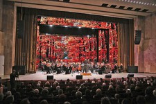 На сцене Дворца культуры и спорта царила музыка и осень:  выступает симфонический оркестр филармонии.