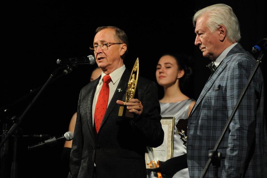 Президент форума Николай Бурляев вручает статуэтку «Золотой Витязь» народному артисту России Аристарху Ливанову.