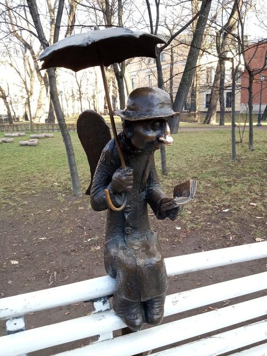 Петербургский ангел в Измайловском саду.