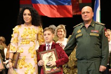 Триумфатор фестиваля ставрополец Юрий Толчинский принимает поздравления от Сергея Захаркина и Сабины Цветковой.