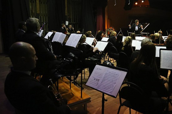  Оркестром Ставропольской филармонии дирижирует Юрий Михайленко.