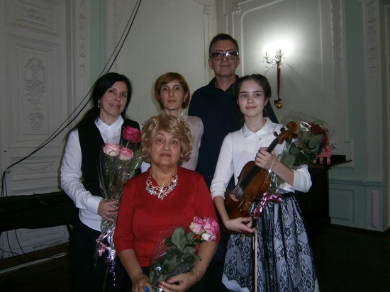 слева Наталья Панкова, Виктория Толкачёва и Вика Аракелян с родителями.