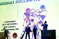 Чемпион страны Мухаммед Курбанов на пьедестале. 
