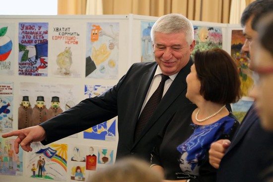 Выставку детских работ посмотрел глава Ставрополя Андрей Джатдоев.