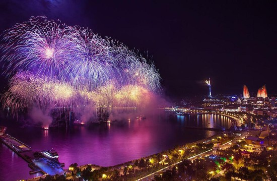 Новогодний фейерверк в Баку. (Фото: http://fly2baku.com/)