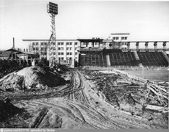 Строительство южной трибуны, 1966 год.