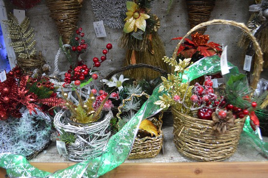 Корзинка с лесными ягодами – для декора дома.