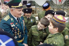 Владимир Жерняков со своими подопечными-кадетами. 