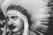Эйнштейн в головном уборе индейского вождя.  Аризона, 1931 г. (coollib.com)