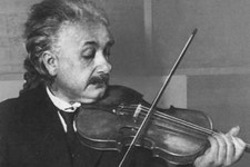 Альберт Эйнштейн с любимым инструментом. (coollib.com)