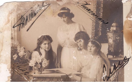 Фотопортрет царских дочерей с их личными автографами.