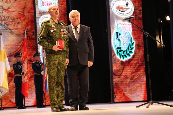 Трое ветеранов Афганистана награждены медалью «За заслуги перед Ставропольским краем». С ответным словом выступает Виталий Цымбал.