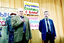  Профессор Николай Судавцов и директор музея-заповедника  Николай Охонько на открытии выставки.