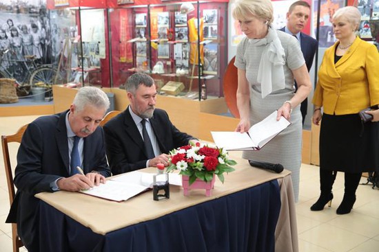 Игорь Тапсиев и Николай Охонько подписали акт о передаче находки на постоянное хранение в музей-заповедник. 