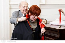 Президент РАХ народный художник СССР Зураб Церетели вручает регалии почетного члена РАХ Зое Белой.