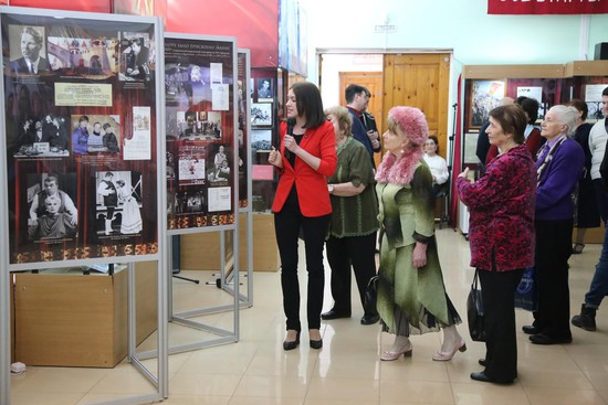 Снежана Бородина провела первую экскурсию по выставке.