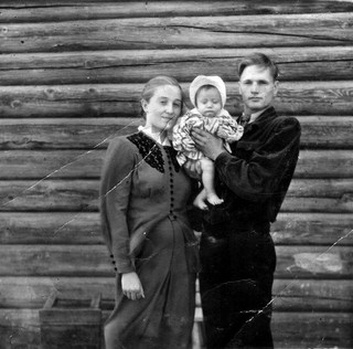 Лилия и Константин Ходунковы  с первенцем Володей. 1957 год.
