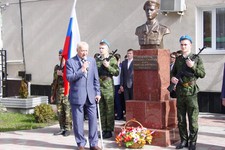 Анатолий Духин у памятника своему сыну-герою.