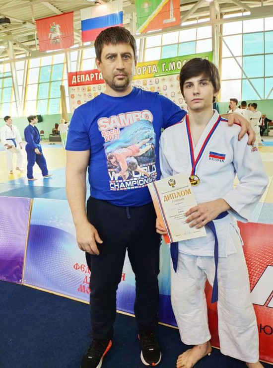 Алихан Алиев со своим тренером.