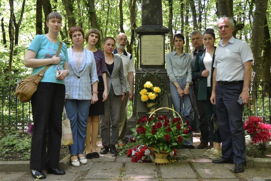  Участники конференции у мемориала погибшим советским гражданам...