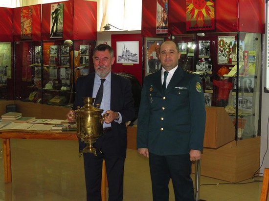  Заместитель начальника Минераловодской таможни  Магомед Мадаев передал директору музея-заповедника  Николаю Охонько самовар.