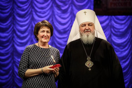 Владыка наградил епархиальной медалью «Ставропольский крест» преподавателя Ставропольской духовной семинарии Татьяну Невскую