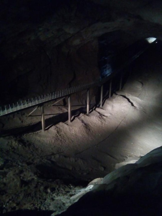 Узенькие металлические дорожки  проложены вдоль всех залов пещеры.