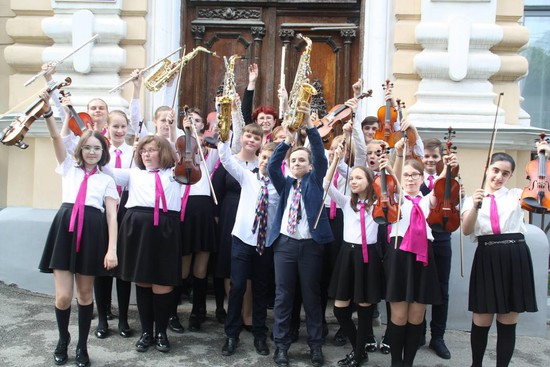 Юные музыканты камерного оркестра старших классов Детской музыкальной школы № 1 со своим руководителем Евгенией Хановой.