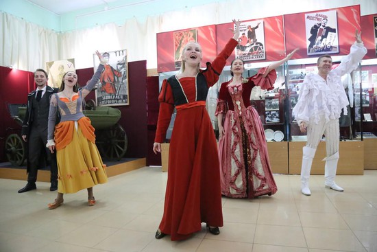 На презентации выставки выступили актеры Ставропольского театра драмы имени М. Лермонтова.