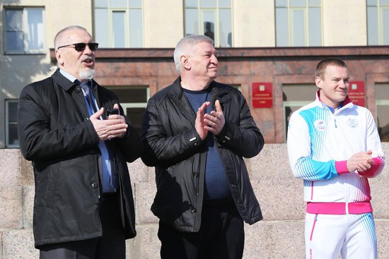 Участников городской физзарядки приветствуют (слева направо) Георгий Колягин, Андрей Джатдоев и Евгений Кузнецов. 