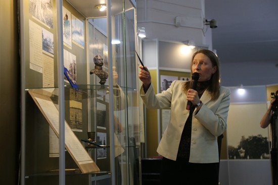 Старший научный сотрудник музея Татьяна Джонс рассказывает посетителям об экспозиции.