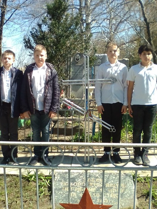  Учащиеся СОШ № 20 Ставрополя взяли шефство  над воинскими захоронениями на Октябрьском кладбище.