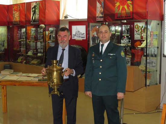Заместитель начальника Минераловодской таможни Магомед Мадаев передал директору музея-заповедника Николаю Охонько самовар.