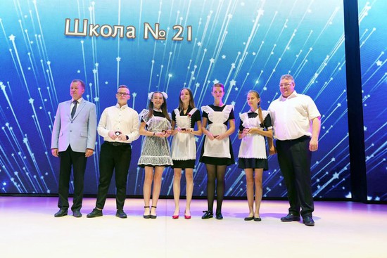 Губернатор Ставропольского края только что вручил медали выпускникам 21-й школы краевого центра.