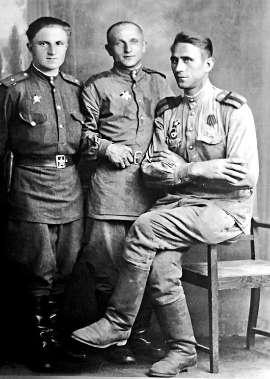 Георгий Зайцев (крайний справа) с боевыми друзьями. 