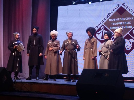 Выступает народный фольклорно-этнографический ансамбль казачьей песни «Вся Русь».