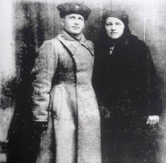 Левченко Георгий Харлампиевич со своей женой.