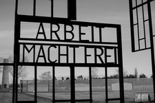  «Работа освобождает». Ворота концлагеря Заксенхаузен. (Фото: jeteraconte.livejournal.com)